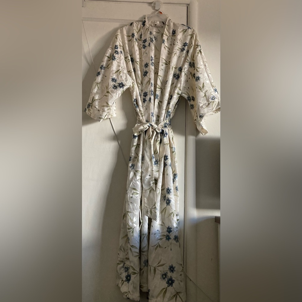 Valerie Stevens Cream and Blue Floral Top